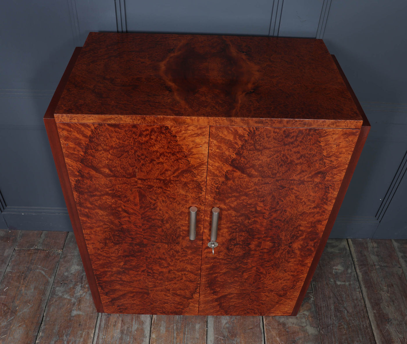 French Art Deco cabinet in Thuya