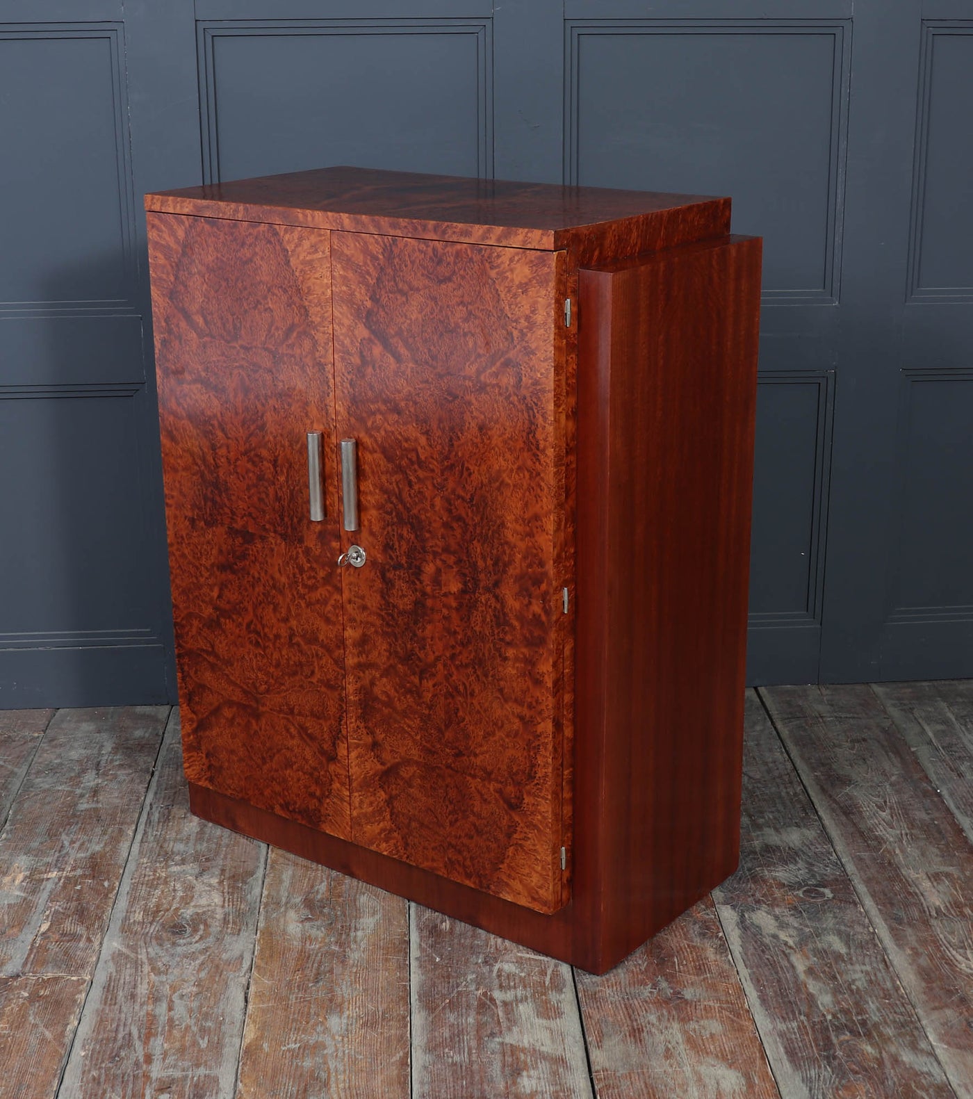 French Art Deco cabinet in Thuya