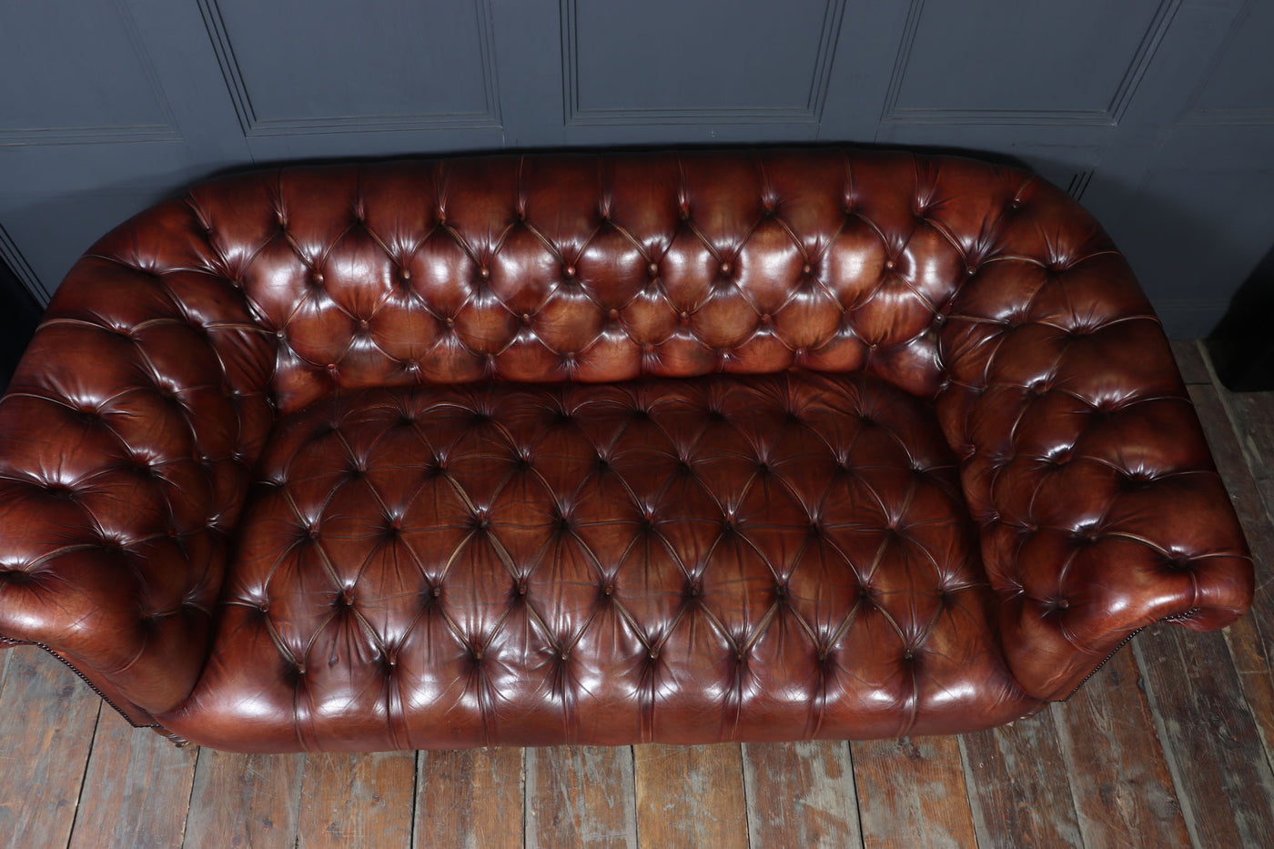 Antique Deep Buttoned Chesterfield Sofa in Hand-Dyed Chestnut brown Leather, c.1900