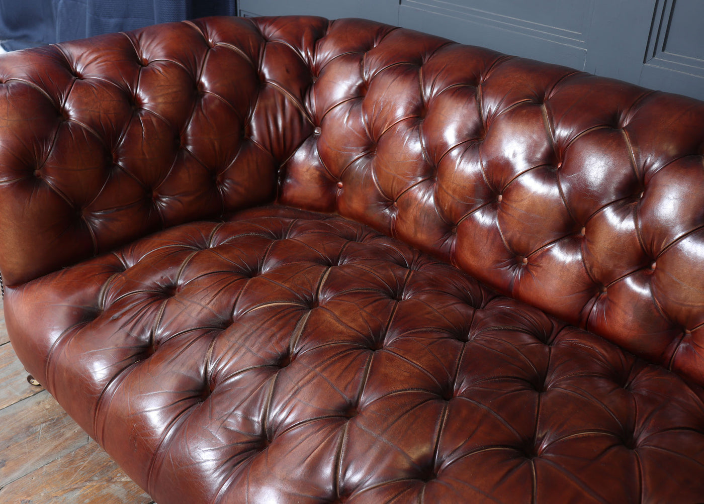 Antique Deep Buttoned Chesterfield Sofa in Hand-Dyed Chestnut brown Leather, c.1900