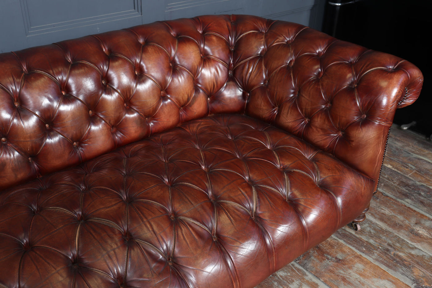 Antique Deep Buttoned Chesterfield Sofa in Hand-Dyed Chestnut brown Leather, c.1900