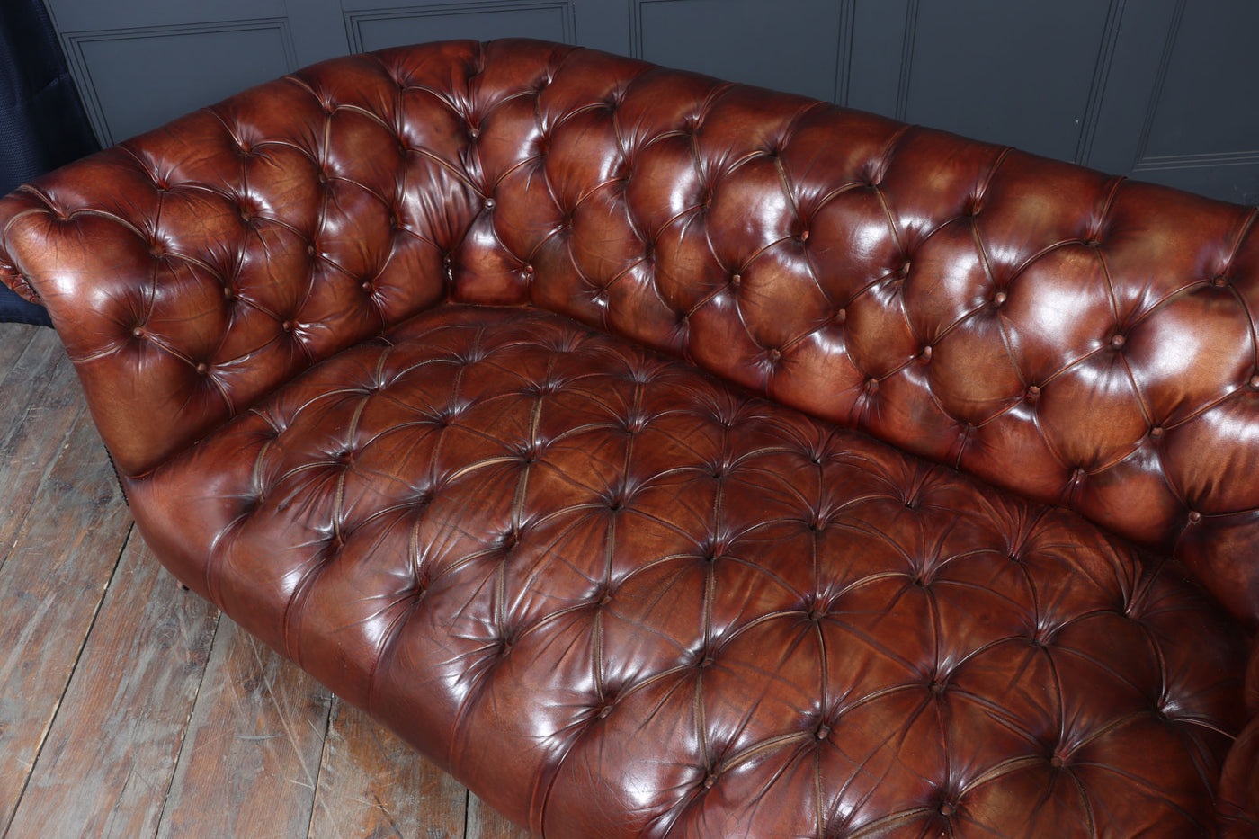 Antique Deep Buttoned Chesterfield Sofa in Hand-Dyed Chestnut brown Leather, c.1900